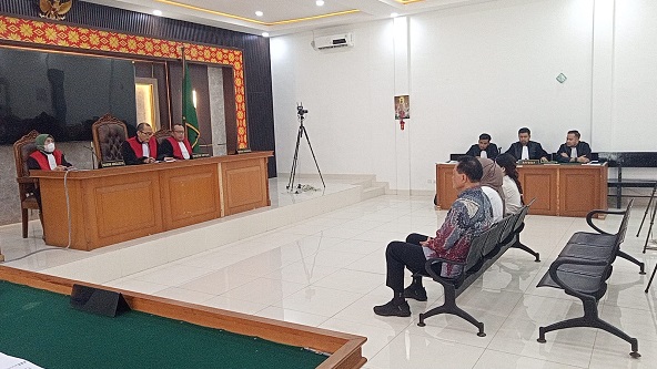 Suasana terdakwa Edison, Fika Nur Alawi dan Cory Erin Hardi saat menjalani sidang dakwaan di Pengadilan Tipikor Palembang.(Foto-Deddy/LensaSN)