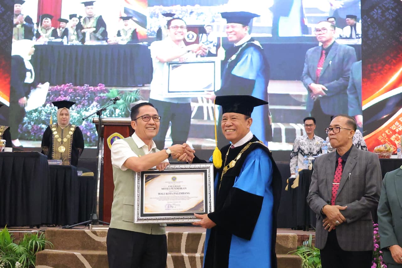 Ratu Dewa Berbagi Kisah Inspiratif Perjalanan Hidupnya Kepada Para Wisudawan