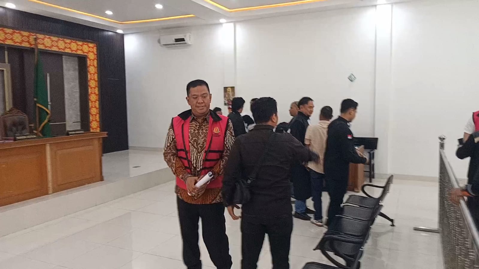 Terdakwa Iwan Tuadji Wabup PALI usai menjalani sidang dakwaan di Pengadilan Tipikor Palembang.(Foto-Dedy/KoranSN)