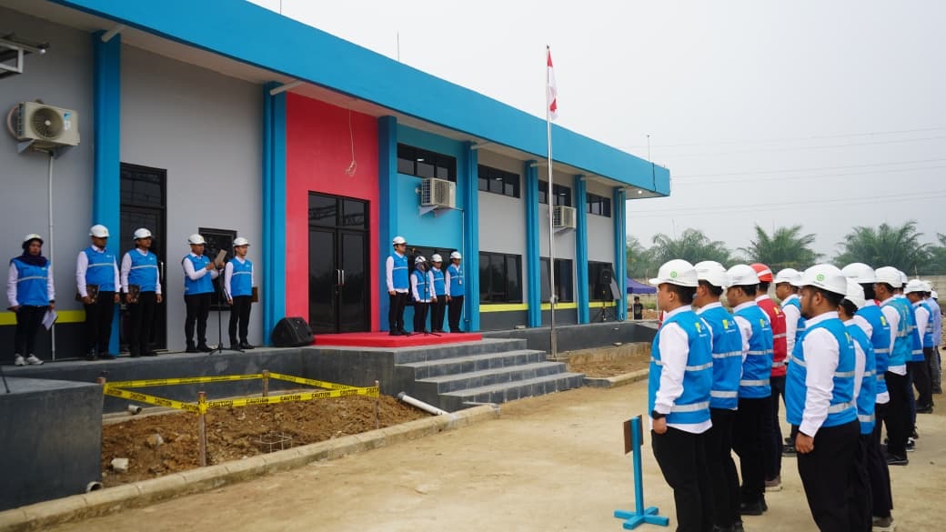 Pelaksanaan upacara peringatan Hari Listrik Nasional ke-81 di lokasi pembangunan Gardu Induk 150 kV Muara Rupit, Kabupaten Musi Rawas Utara, Selasa (27/10/2026). (Foto-Istimewa)
