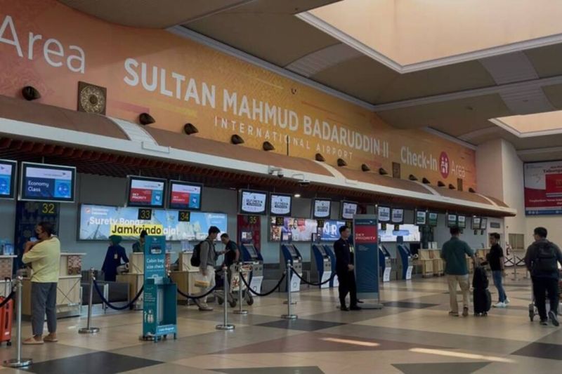 18 Penerbangan di Bandara SMB II Batal Akibat Erupsi Krakatau