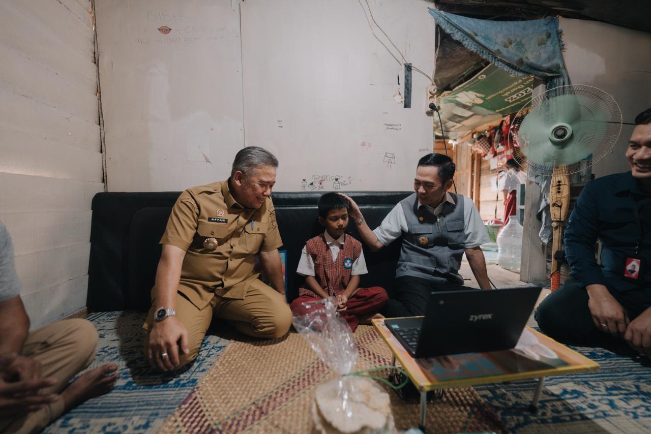 Telusuri Lorong-lorong, Ratu Dewa Serahkan Langsung Bantuan Akses Belajar Digital ke Siswa Desil 1