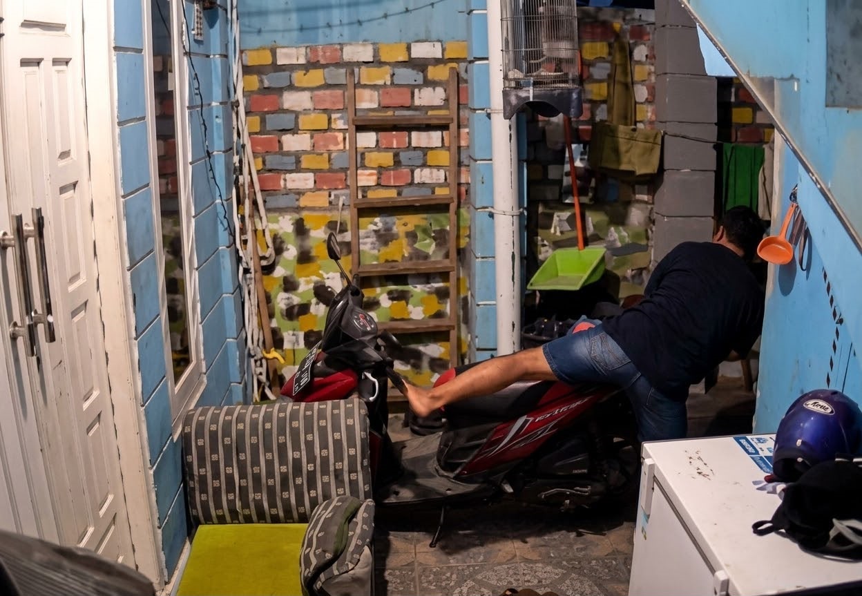 Dua Pelaku Curi Motor Saat Penghuni Terlelap, Rekaman CCTV Viral di Palembang