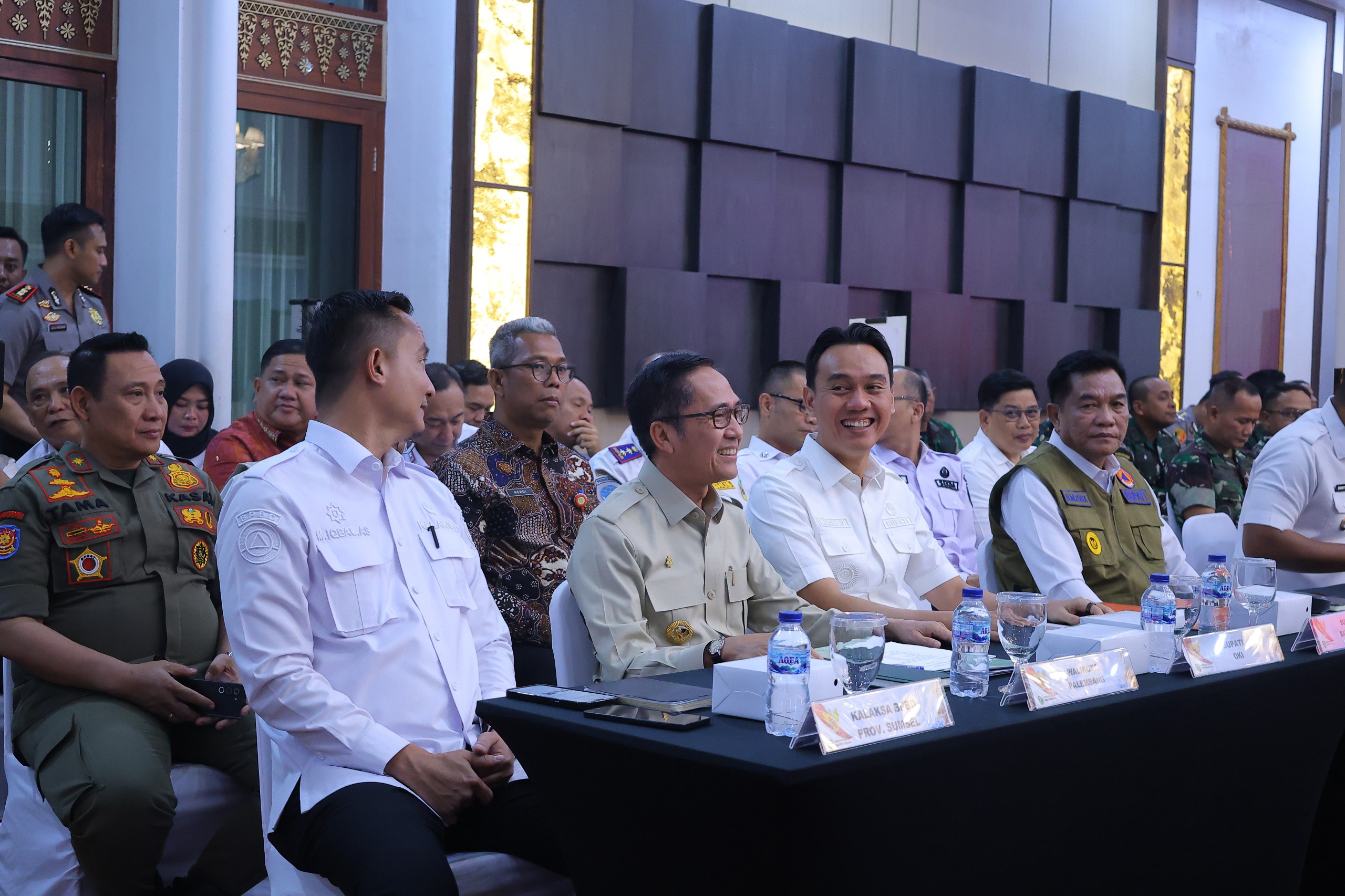 Walikota Palembang, Drs H Ratu Dewa MSi saat dalam rapat bersama Menteri Koordinator Bidang Politik dan Keamanan (Menko Polkam) RI terkait Penanganan Karhutla di Griya Agung. (Foto-Diskominfo Kota Palembang)