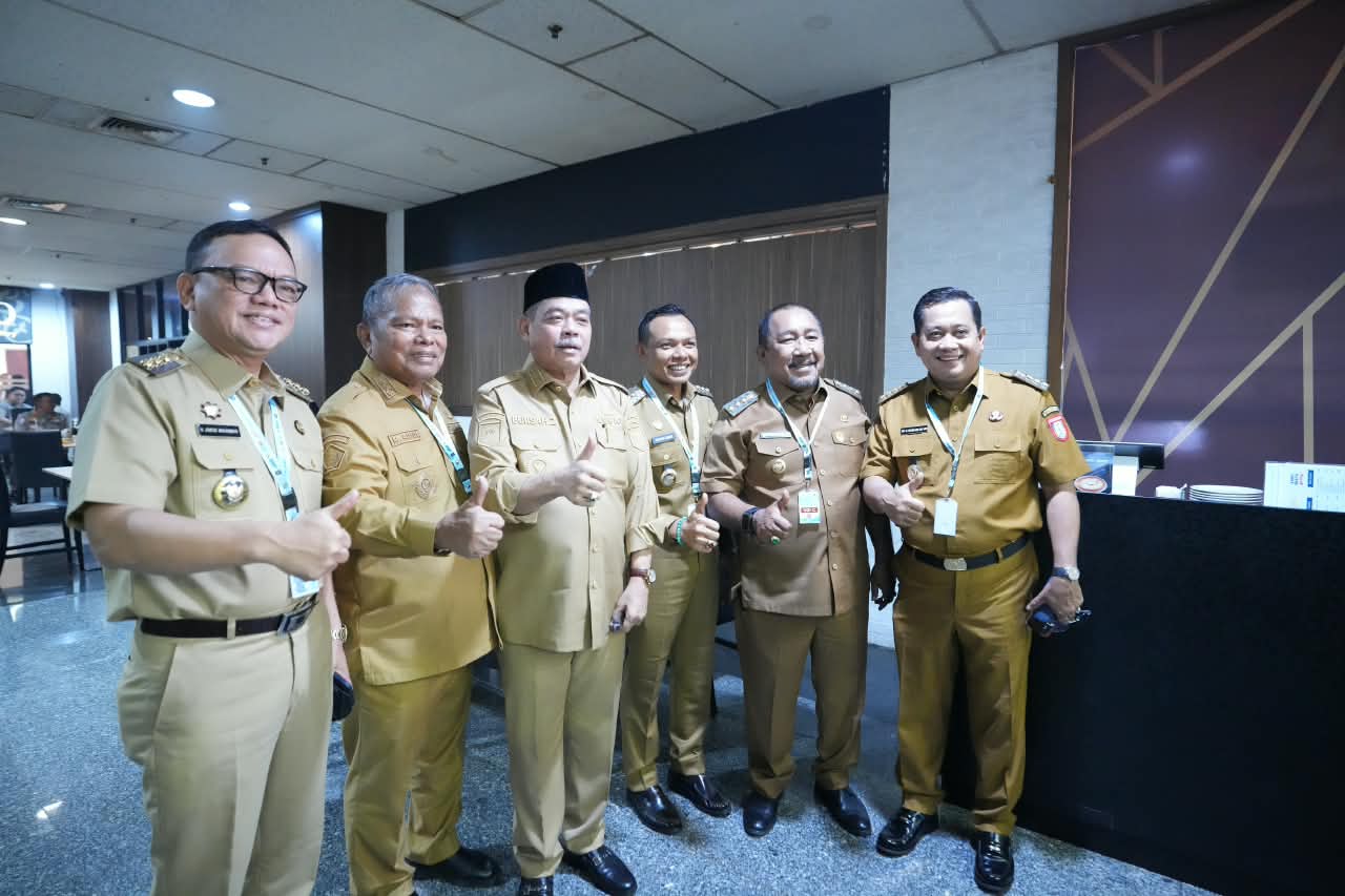 Bupati Empat Lawang, Dr H Joncik Muhammad SSi SH MM MH foto bersama saat menghadiri Rapat Koordinasi Nasional (Rakornas) Tim Percepatan Akses Keuangan Daerah (TPAKD) Tahun 2026. (Foto-Istimewa)