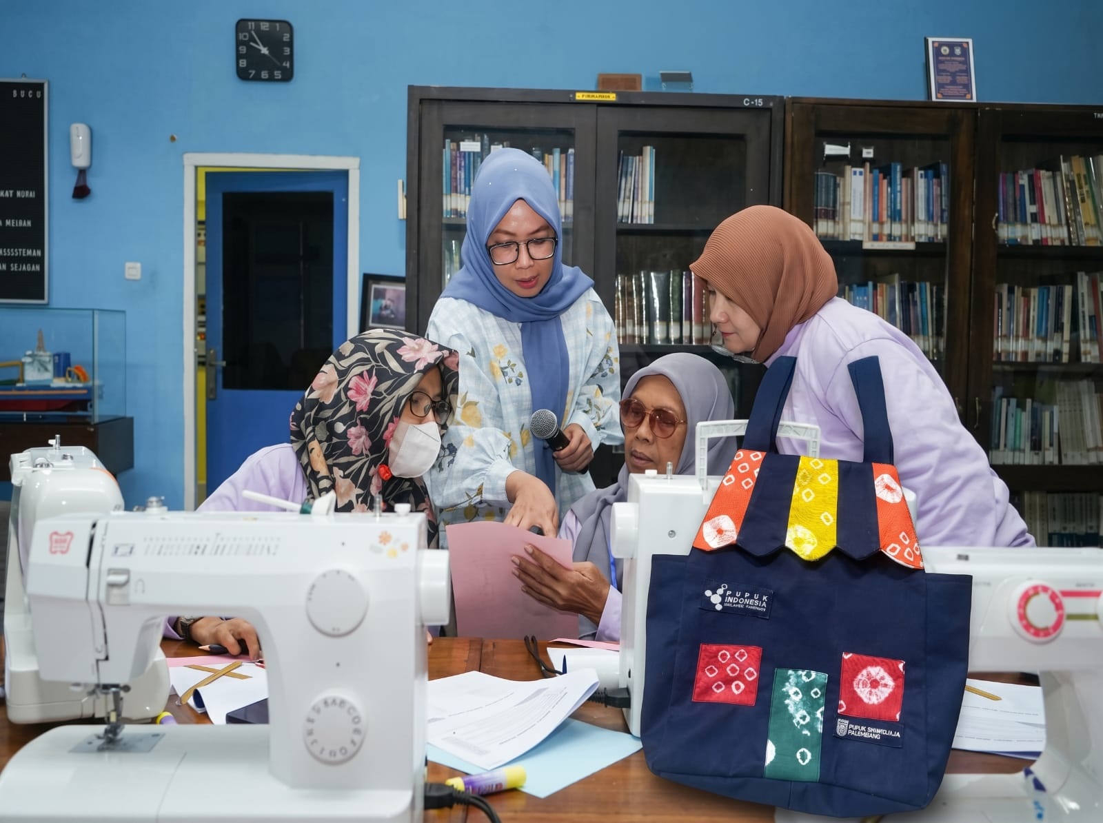 Pusri Wujudkan Ekonomi Sirkular Melalui Pelatihan Menjahit Kampung Sehati