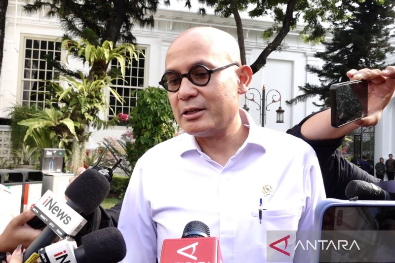 Menteri Luar Negeri (Menlu) RI Arrmanatha Christiawan Nasir menjawab pertanyaan wartawan saat ditemui di Istana Kepresidenan RI, Jakarta, Selasa (20/10/2026). (Foto-Antara)